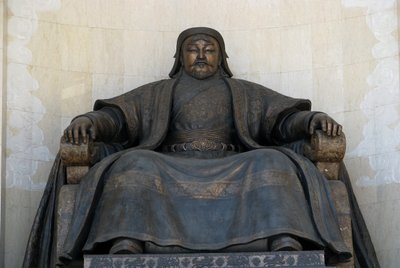 Estatua sentada de Chingis Khan en el edificio del Parlamento en Ulan Bator, 2005 de Unbekannt