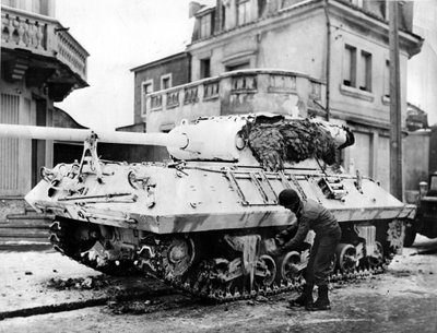 Segunda Guerra Mundial (1939-1945): Luxemburgo alrededor del 20 de diciembre de 1944: En el flanco sur del avance alemán, un soldado estadounidense pintó un tanque M36 blanco para adaptarse a las condiciones meteorológicas de Unbekannt
