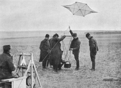Lanzando una de las cometas de guerra francesas, a la que se adjunta una cámara, 1914, 1915 de Unbekannt