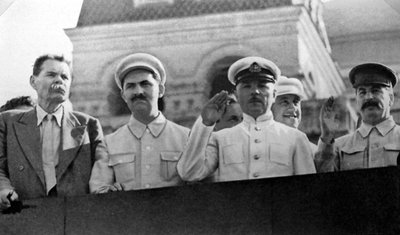 Altos funcionarios soviéticos en la tribuna del mausoleo de Lenin, Plaza Roja, Moscú, URSS, 1931 de Unbekannt