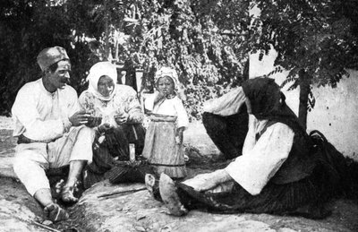 Familia serbia contando la historia de la derrota de los austriacos en Bosnia, Primera Guerra Mundial, 1914 de Unbekannt