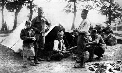 Soldados serbios acampando, Primera Guerra Mundial, 1914 de Unbekannt
