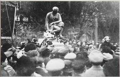 Sergei Yesenin en la dedicación del monumento Koltsov Razin, 1918 de Unbekannt