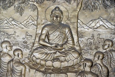 Buda Shakyamuni predicando el sermón - la rueda de la ley - a sus cinco discípulos. Ciudad Ho Chi Minh, Vietnam de Unbekannt