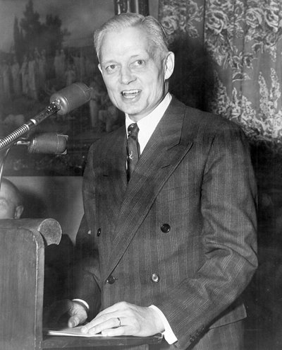 Sherman Adams 1899-1986, político estadounidense dando un discurso de Unbekannt