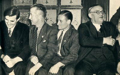 Compañeros de barco en tierra. John G. Winant, Ernest Bevin, con marineros mercantes, 1942 de Unbekannt