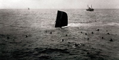 Naufragio del submarino republicano B6, agosto de 1936 (foto en blanco y negro) de Unbekannt
