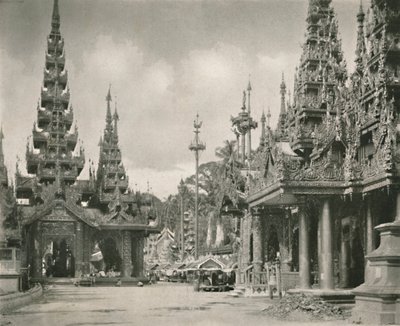 Santuario de la Gran Campana en la Pagoda Shwe Dagon, Rangún, 1900 de Unbekannt