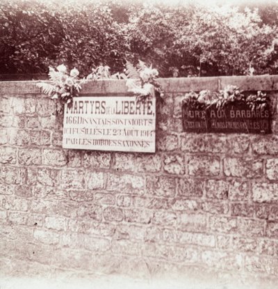 Placa en memoria de los civiles que fueron fusilados por los alemanes, Dinant, Bélgica, c. 1914-c. 1918 de Unbekannt