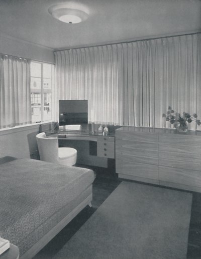 Líneas simples y prácticas caracterizan este dormitorio, 1942 de Unbekannt