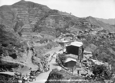 Pueblo de Sinauli, con las carreteras de Hindustan y Tíbet, Simla, India, principios del siglo XX de Unbekannt