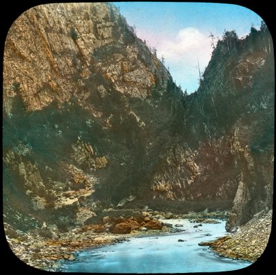 Río Sindh, pasando los acantilados debajo de Sonamarg, Cachemira, India, finales del siglo XIX o principios del XX de Unbekannt