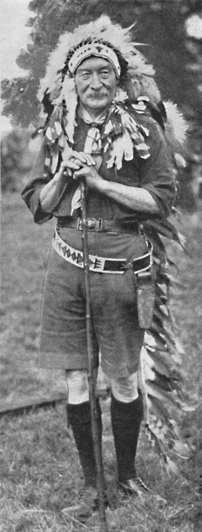 Sir Robert Baden-Powell, vestido con el atuendo de una tribu india americana, c. 1925 de Unbekannt