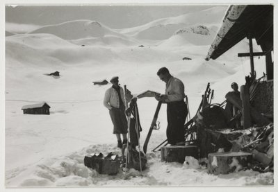 Esquiadores fuera de un chalet, c 1930 de Unbekannt