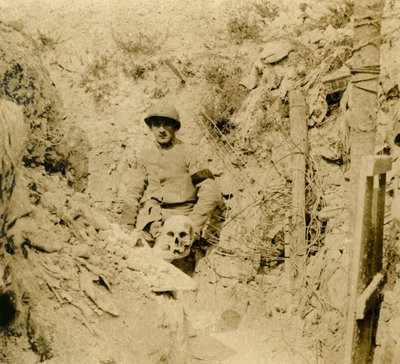 Cráneo encontrado enterrado en las trincheras, c1914-c1918 de Unbekannt