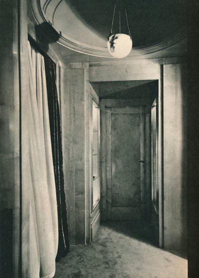 Pequeño vestíbulo con armarios en sicomoro blanco, c1925 de Unbekannt
