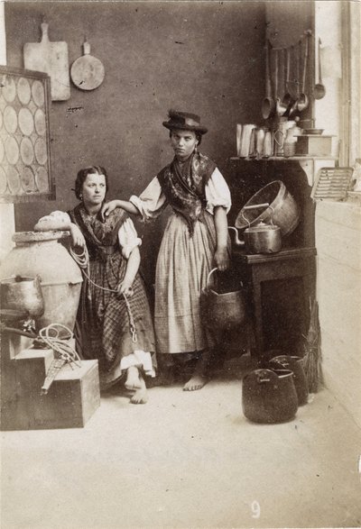 Pequeños oficios: retrato de dos mujeres llevando agua en una cocina. Impresión del siglo XIX en cartón Dim. 6x8,3 cm de Unbekannt