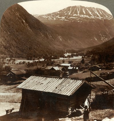 Alturas nevadas del Monte Gausta 6180 pies, sobre hogares tranquilos en el Valle de Maan, Noruega, c1905 de Unbekannt