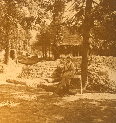 Soldado fuera de la trinchera, Bois des Loges, norte de Francia, c. 1914-c. 1918 de Unbekannt