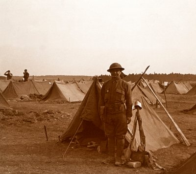 Soldado de pie junto a la tienda, campamento americano, Melette, Francia de Unbekannt