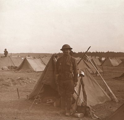 Soldado de pie junto a una tienda, campamento estadounidense, Melette, Francia, c1914-c1918 de Unbekannt