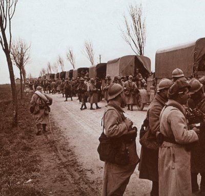 Soldados y columna de camiones en la Voie Sacrée, Verdún, norte de Francia, c1914-c1918 de Unbekannt