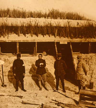 Soldados en el puesto de primeros auxilios, c1914-c1918 de Unbekannt