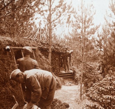Soldados en refugios cubiertos de tierra, Genicourt, norte de Francia, c1914-c1918 de Unbekannt
