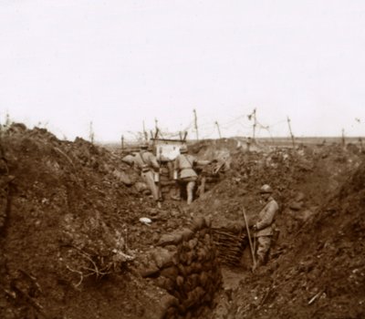 Soldados en las trincheras, Massiges, norte de Francia, c1914-c1918 de Unbekannt