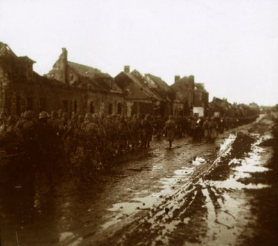 Soldados marchando frente a casas bombardeadas, Champagne, norte de Francia, c1914-c1918 de Unbekannt
