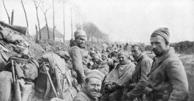 Soldados de un regimiento de zuavos franceses entre Lizarne y Boesinghe, Bélgica, 24 de abril de 1915 de Unbekannt