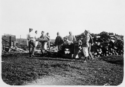 Soldados de la Legión Extranjera Francesa apilando troncos, Siria, siglo XX de Unbekannt