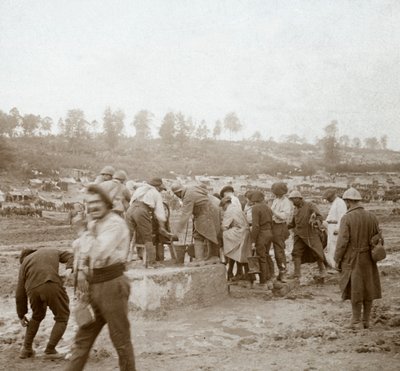Soldados haciendo fila en el barro por agua, Genicourt, norte de Francia de Unbekannt