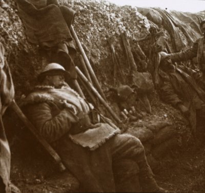 Soldados descansando en trincheras, c1914-c1918 de Unbekannt