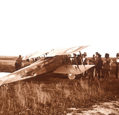 Soldados rodeando un biplano, Somme, norte de Francia, c1914-c1918 de Unbekannt
