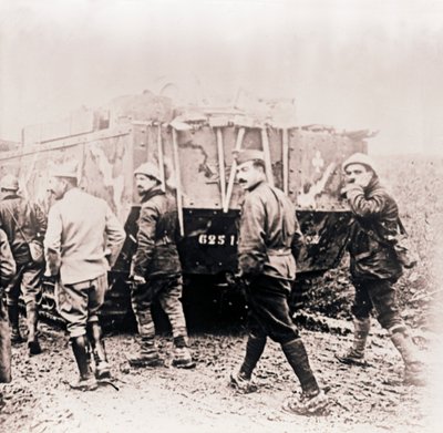 Soldados caminando detrás de un tanque, c. 1914-c. 1918 de Unbekannt