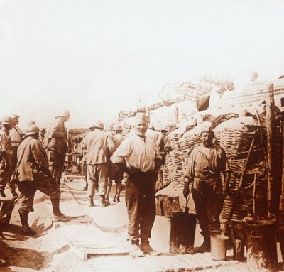 Soldados con contenedores de metal, c. 1914-c. 1918 de Unbekannt