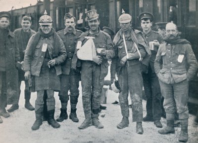 Algunos heridos alegres de la lucha de Neuve Chapelle, con cascos alemanes capturados, 1915 de Unbekannt
