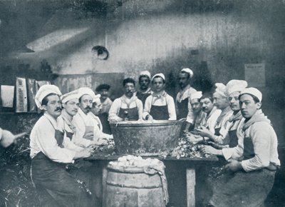 Algunos de los cocineros preparando la sopa en la Messagerie Van Gand, c1914 de Unbekannt