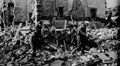 Gales del Sur tuvo su turno a principios del Año Nuevo. Un grupo de camilleros lleva a un herido a salvo, 19 de Unbekannt