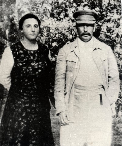 Líder soviético Josef Stalin con su segunda esposa Nadezhda Alliluyeva, finales de 1920 de Unbekannt