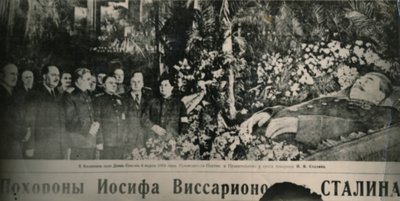 Líderes soviéticos visitan el féretro adornado con flores de Stalin en el Salón de Columnas de Moscú de Unbekannt