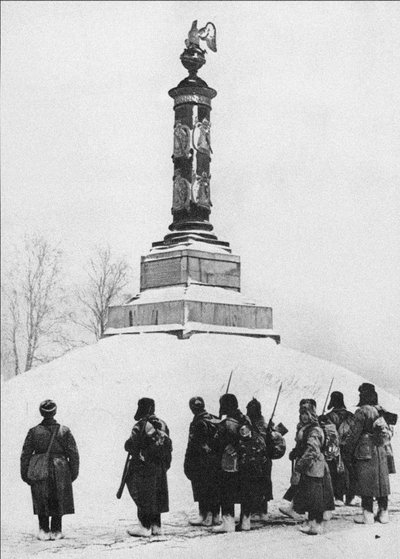 Soldados soviéticos en el monumento a los héroes de la Guerra de 1812 en el pueblo de Tarutino Kaluga de Unbekannt