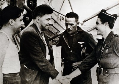 Guerra Civil Española (1936-1939): Ilia Grigorievich Ehrenburg (1891-1967), escritor ruso, a su llegada al aeropuerto de Barcelona (España) (segundo desde la izquierda), como corresponsal soviético de la Guerra Civil de Unbekannt