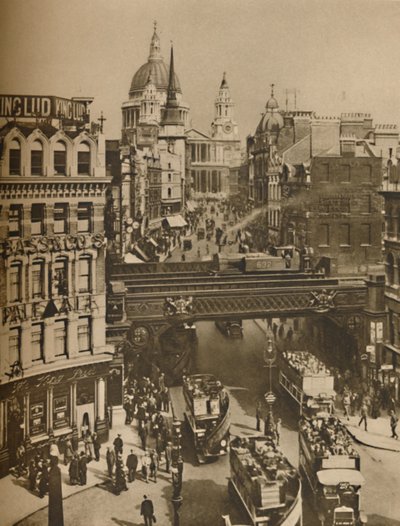 Aguja de St. Martins Ludgate silueteada contra la masa de St. Pauls, c1935 de Unbekannt