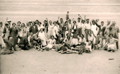 Día de deportes para la fiesta del Hotel Gloucester en la playa La Publente, Jersey, 1938 de Unbekannt