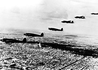 Escuadrón de bombarderos alemanes Heinkel He 111 volando sobre París ocupado, julio de 1940 de Unbekannt