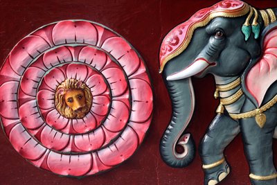 Templo hindú Sri Vadapathira Kaliamman. Elefante y flor de loto. Singapur de Unbekannt