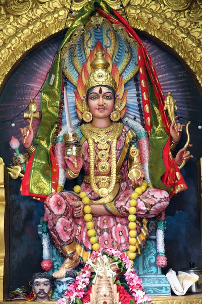 Templo hindú Sri Veeramakaliamman. Sri Mariamman (Maariamma, Mari o Amman), la diosa hindú de la lluvia del sur de la India, 20160818, Singapur, Singapur de Unbekannt
