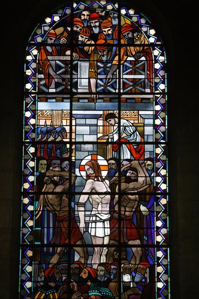Vidriera en la iglesia católica Notre Dame du Rosaire: la Pasión de Cristo, Saint-Ouen, Francia de Unbekannt